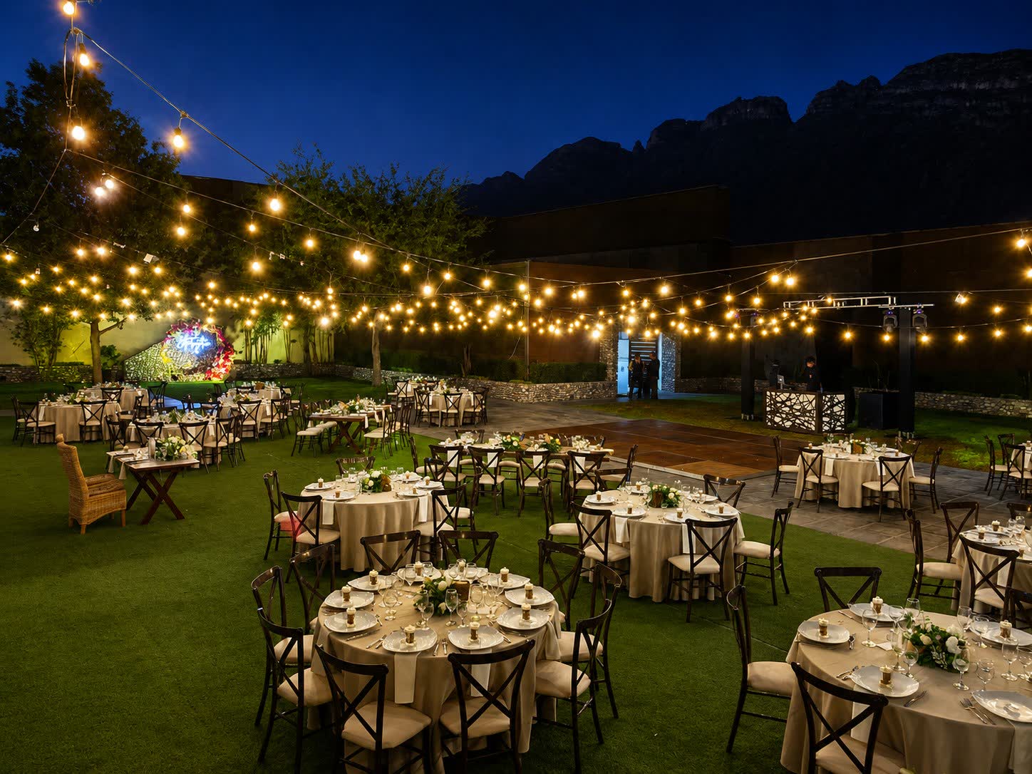 El jardín de La Casa Amarilla al atardecer con la sierra de fondo