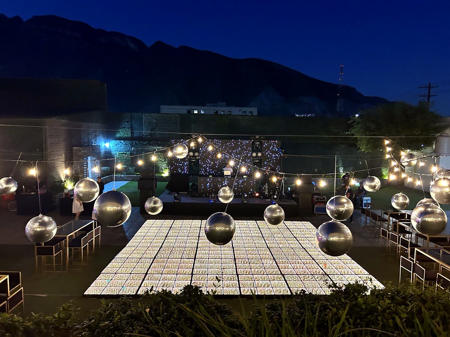 El jardín de noche bajo las series de luces