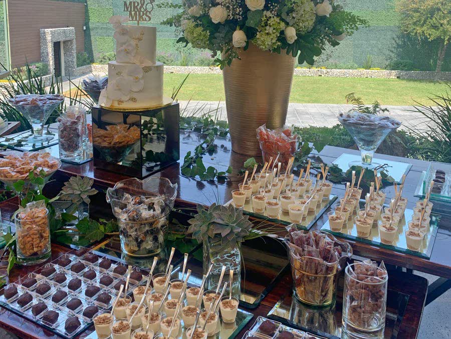 Mesa de canapés y postres de un evento