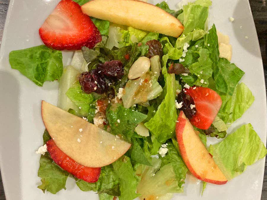Ensalada con fresa y queso de cabra